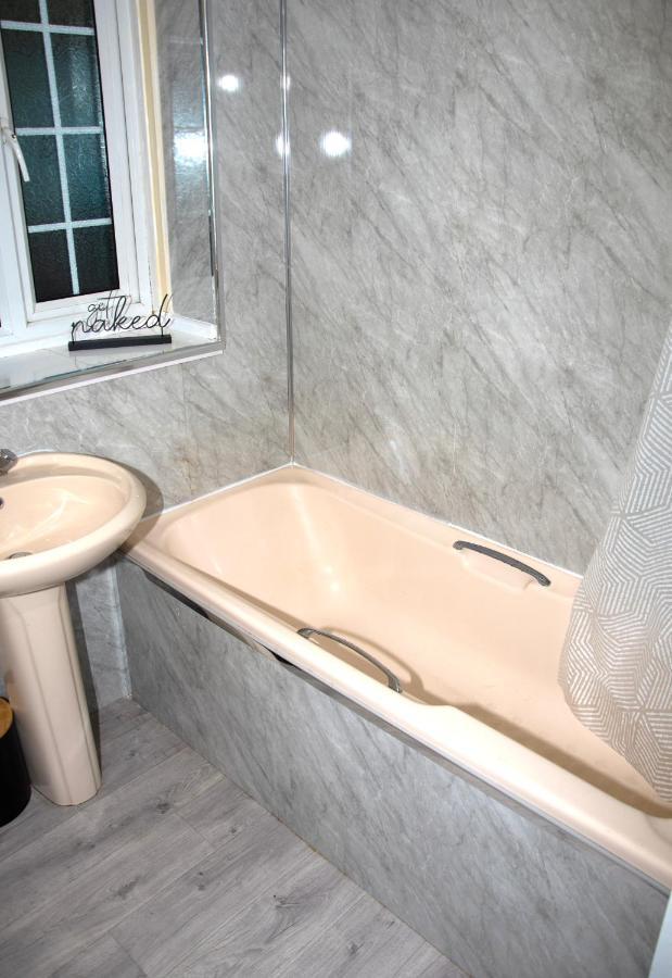 Xb Property - Comfy House Perfect For Families Contractors Relocators West Bromwich Exteriör bild